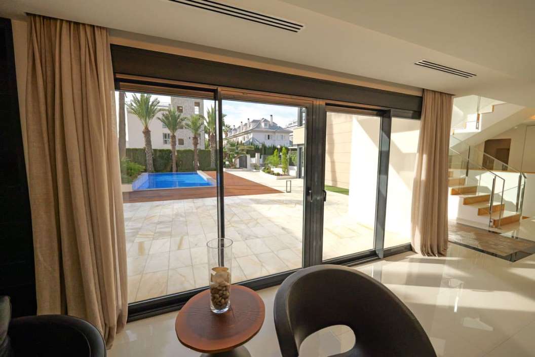 Superbe Villa de Luxe Neuve de 430 m2 à 100 m de la Mer à Torrevieja à Torrevieja — photo 9