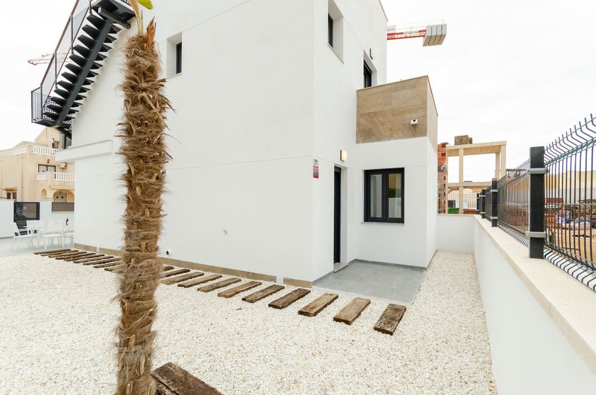 Très Belle Villa Neuve de 3 chambres à Torrevieja avec vue sur le Lac Rose à Torrevieja — photo 4