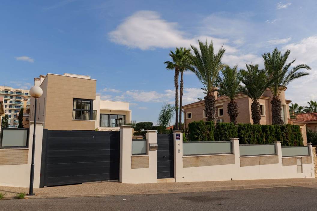 Superbe Villa de Luxe Neuve de 430 m2 à 100 m de la Mer à Torrevieja à Torrevieja — photo 21
