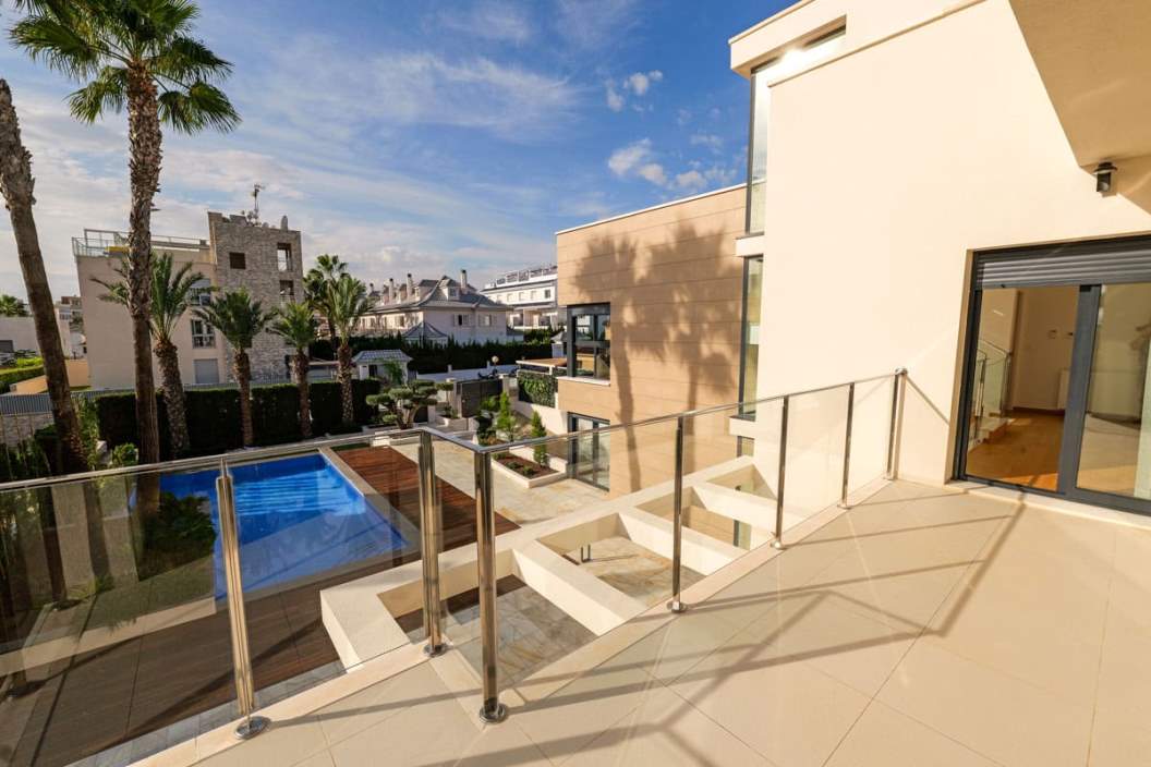 Superbe Villa de Luxe Neuve de 430 m2 à 100 m de la Mer à Torrevieja à Torrevieja — photo 4