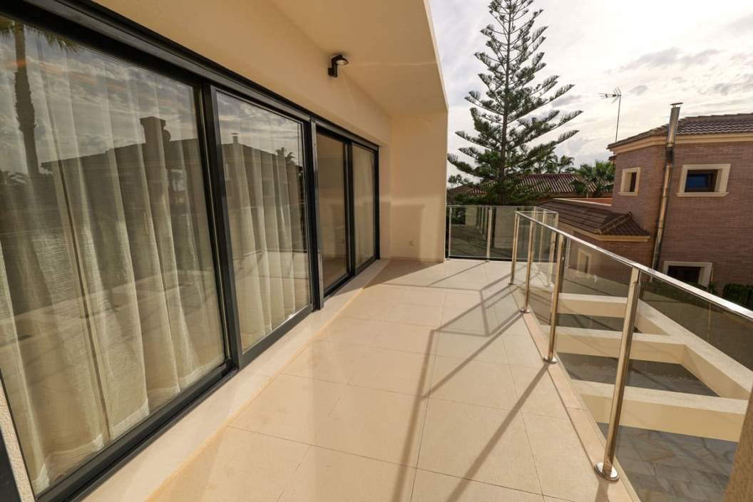 Superbe Villa de Luxe Neuve de 430 m2 à 100 m de la Mer à Torrevieja à Torrevieja — photo 14