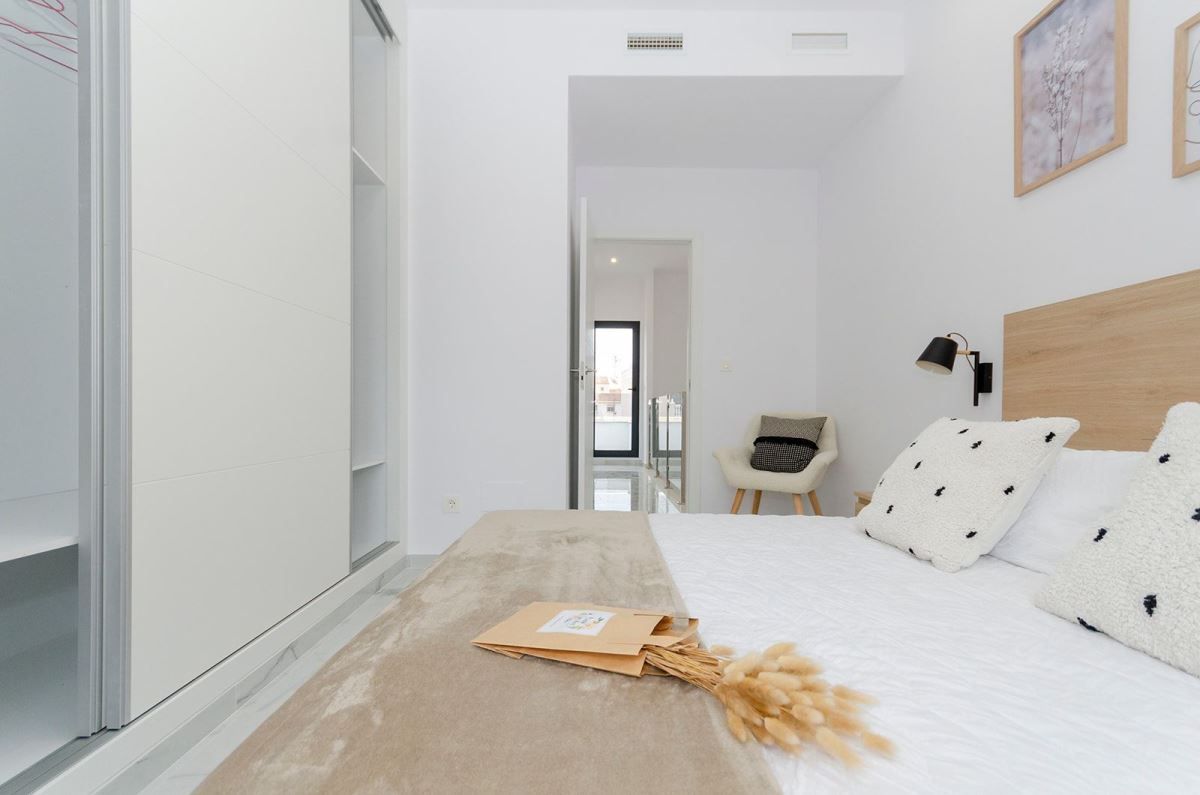 Très Belle Villa Neuve de 3 chambres à Torrevieja avec vue sur le Lac Rose à Torrevieja — photo 19